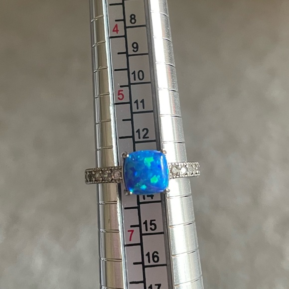 💛 2/$20 💛 Blue Fragrant Jewels ring. Sz 6 - Picture 1 of 2